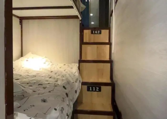 Lesbase Female 8-bed 旅馆 *