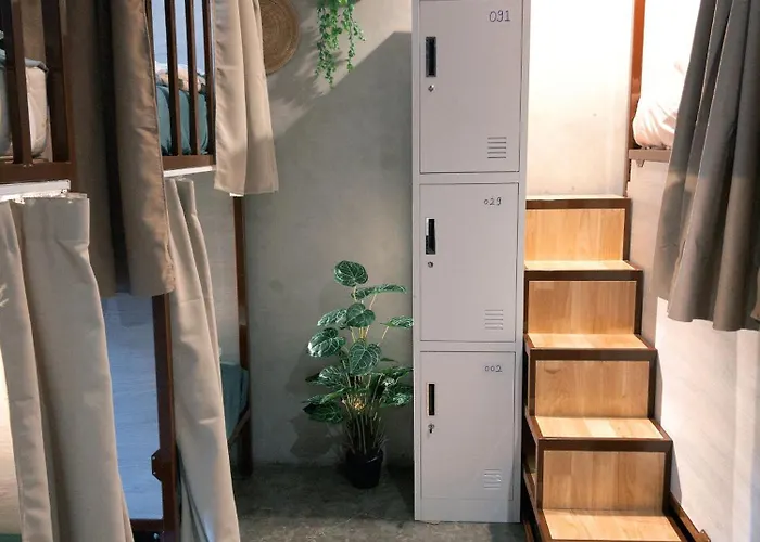 Lesbase Female 8-bed