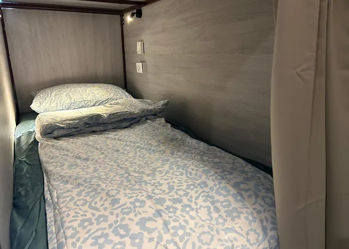 Lesbase Female 8-bed