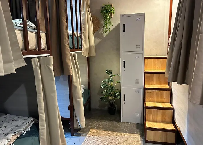 Lesbase Female 8-bed 旅馆 曼谷